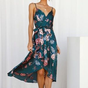 Never worn, beautiful floral dress perfect for wedding season!